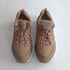 Rocsoc  lightweight mesh woman water dissipating walking shoes  sz 11, Brown, st